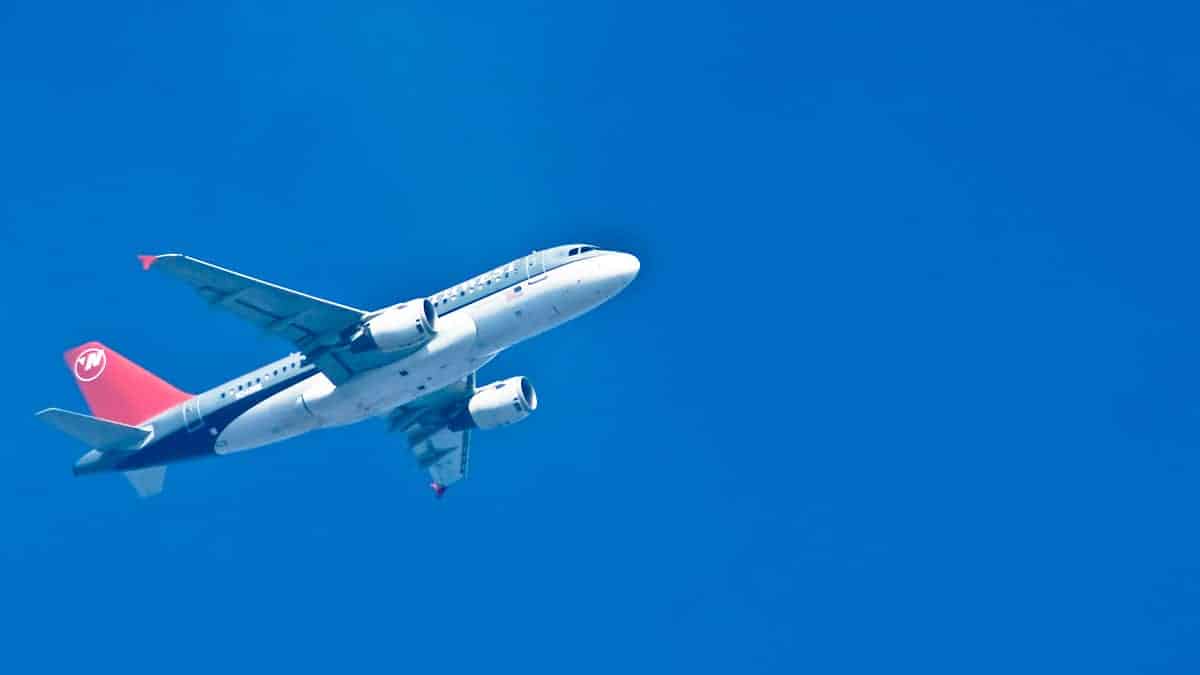 Avião decolando visto de baixo para cima