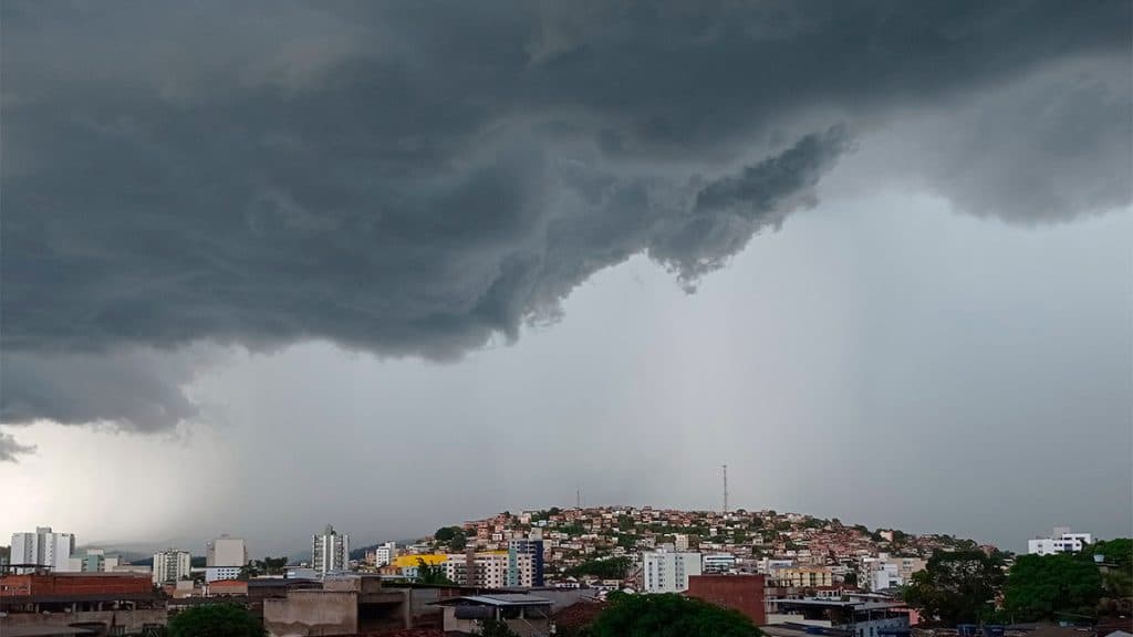 Temporal prestes a cair sobre cidade