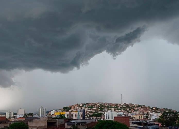 Temporal prestes a cair sobre cidade