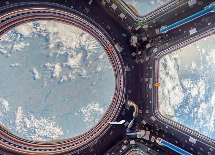 Visão de dentro da cúpula da Estação Espacial Internacional