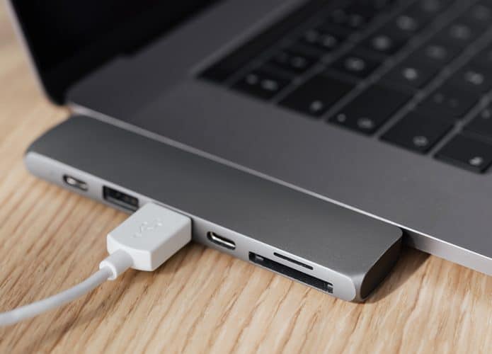 Dock station conectada a Macbook