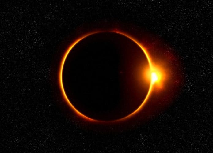 Eclipse solar com flare da luz do sol