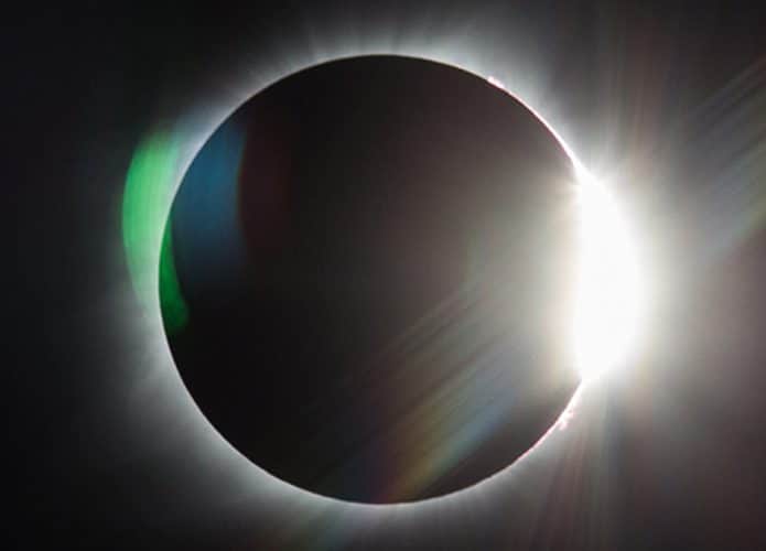 Eclipse solar total no céu