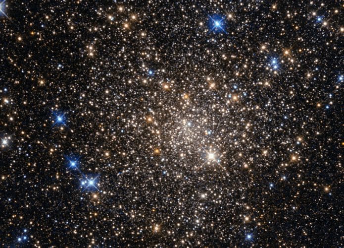 Firmamento salpicado de estrelas de várias cores e brilhos