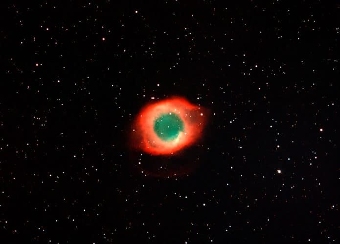 Nuvem nebulosa no meio de um céu estrelado