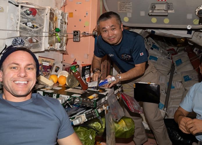 Astronautas em horário de refeição na Estação Espacial Internacional