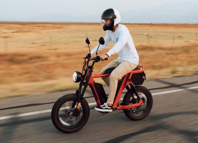 Bicicleta elétrica HyperScrambler 2 Founder's Edition é potente, parece Mobilete e possui bateria dupla