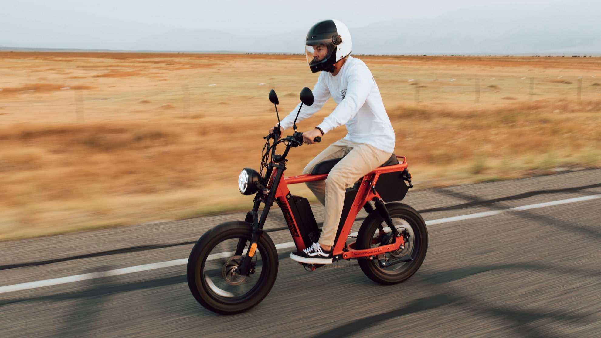 Bicicleta elétrica ultrapotente parece Mobilete e possui bateria dupla