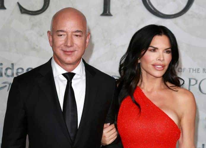 Jeff-bezos-lauren-sanchez-695x500