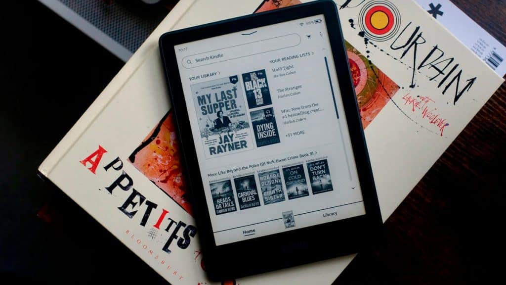 Kindle em cima de livro