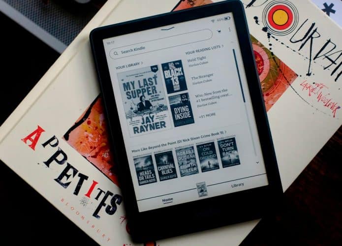 Kindle em cima de livro