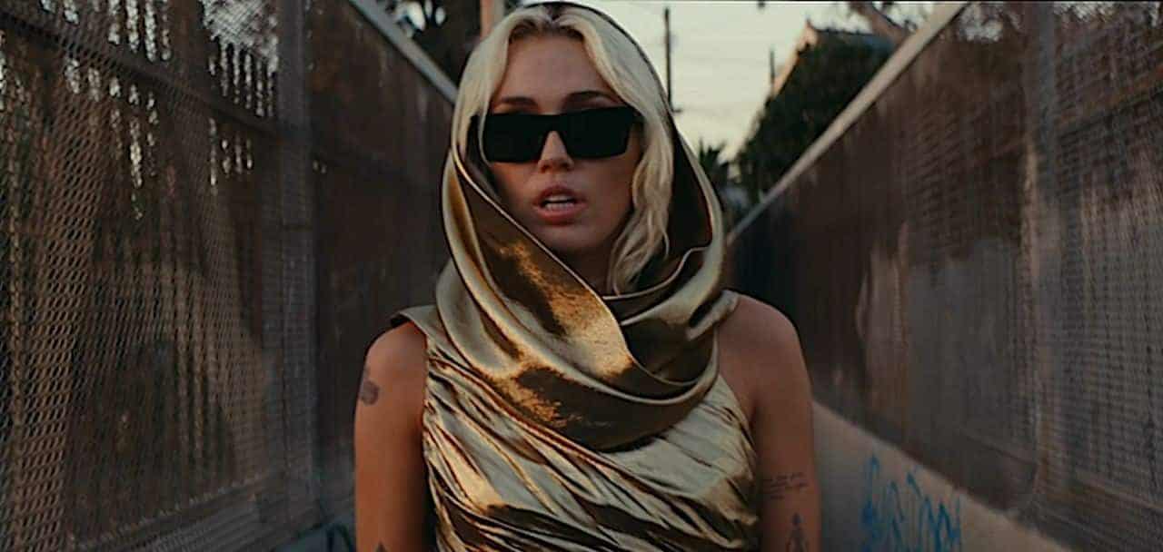 Miley-Cyrus-Flowers-e1673635864255