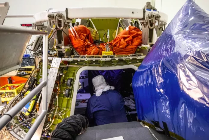 Inspeção do interior da Orion após abertura da escotilha. (Crédito da imagem: NASA)