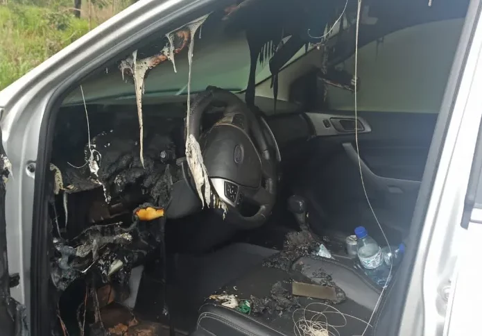 Carro é atingido por raio, pega fogo e ‘derrete’