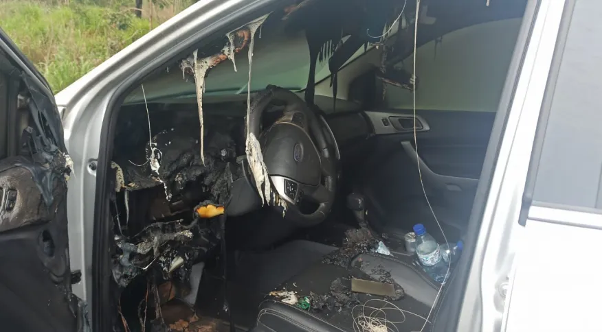 Carro é atingido por raio, pega fogo e ‘derrete’