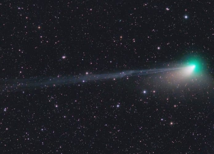 cometa-C-2022-E3-ZTF-cauda-695x500