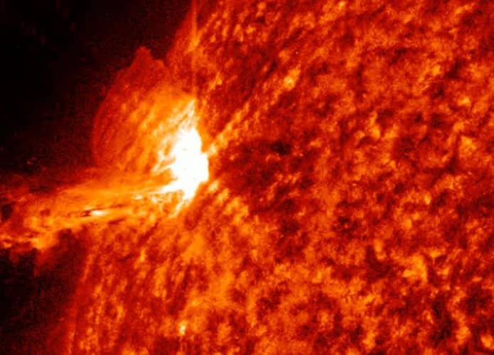 erupcao-solar-10-de-janeiro-2023-695x500
