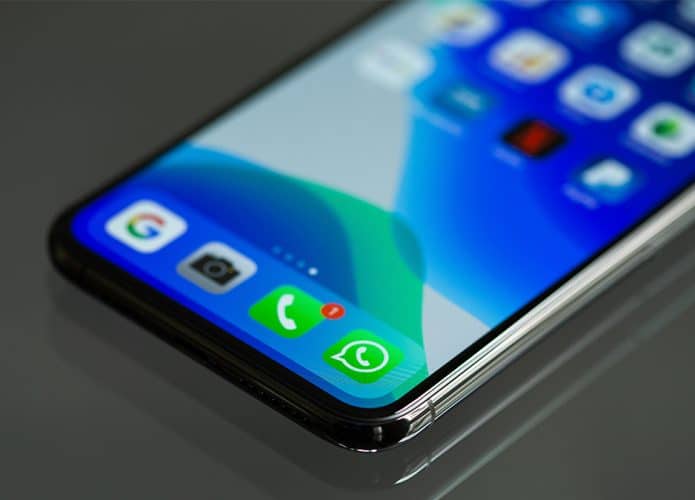 iPhone novo e sem capinha em cima de uma mesa