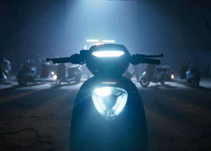 Não precisa colocar o pé no chão! Conheça a moto elétrica que se equilibra sozinha