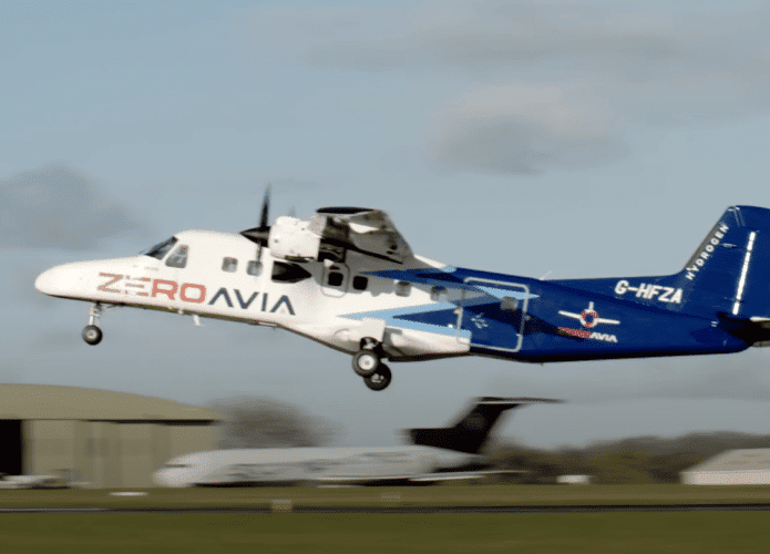 Maior avião híbrido do mundo completa primeiro voo
