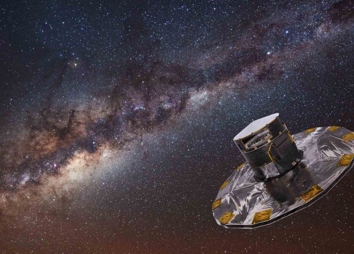 Ilustração digital do telescópio Gaia, da ESA, girando no espaço com a Via Láctea ao fundo