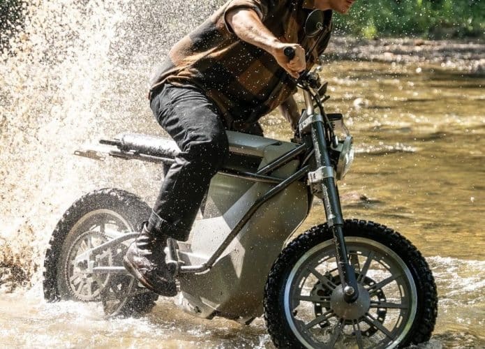 Moto elétrica off-road supera 110 km/h e funciona como carregador móvel