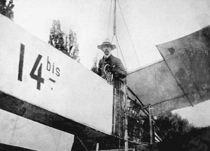 Santos Dumont no avião 14 Bis.
