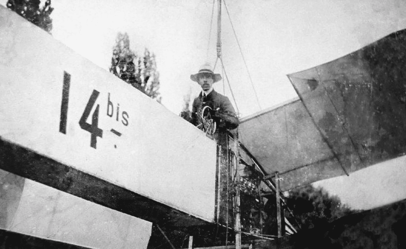 Santos Dumont no avião 14 Bis.