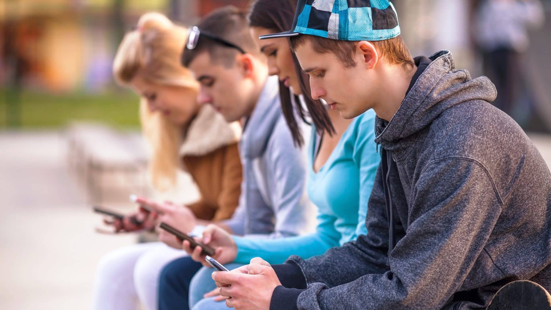 shutterstock-redes-sociais-adolescentes-jovens-e1672847877166-1920x1080