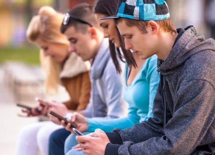 shutterstock-redes-sociais-adolescentes-jovens-e1672847877166-695x500
