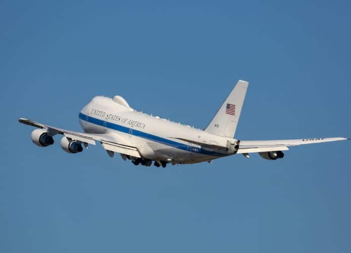 Avião no céu