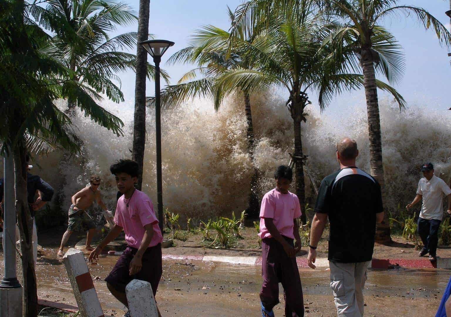 Pessoas observam chegada de tsunami na Tailândia