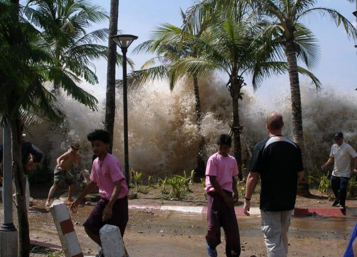 Pessoas observam chegada de tsunami na Tailândia