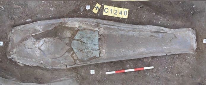 Caixão de chumbo encontrado na Catedral de Leicester (Credito: Serviços Arqueológicos da Universidade de Leicester)