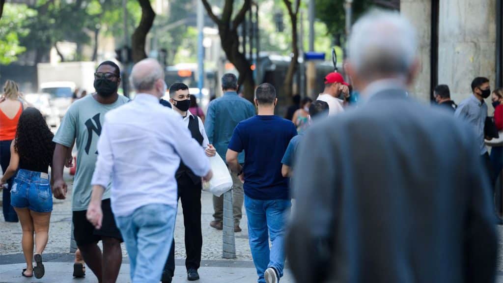 Pessoas andando numa calçada