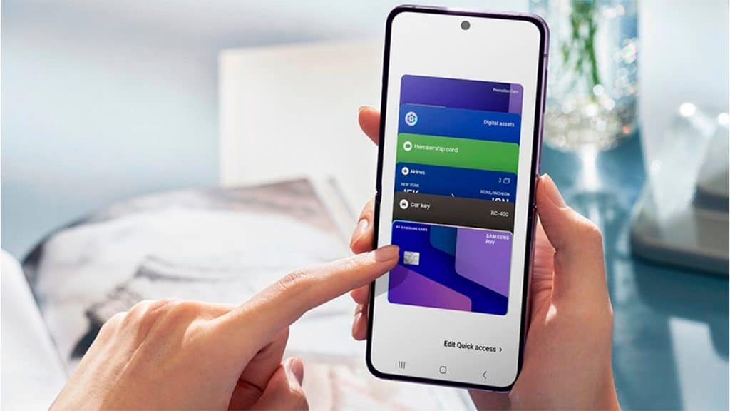 Pessoa usando Samsung Wallet num celular Galaxy