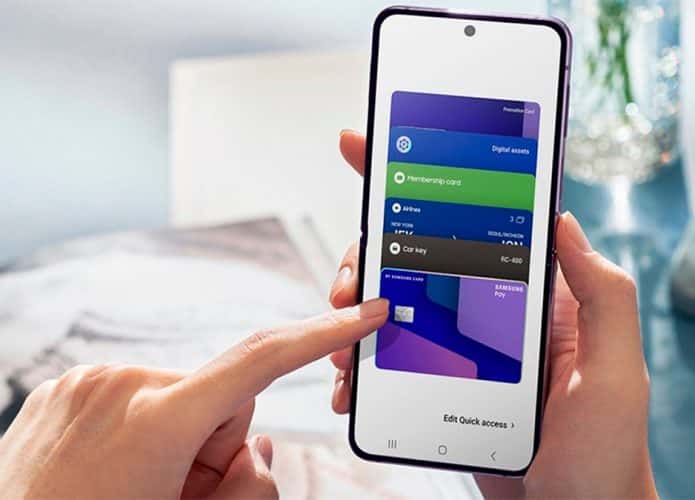 Pessoa usando Samsung Wallet num celular Galaxy