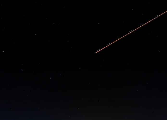 Estrela cadente no céu noturno