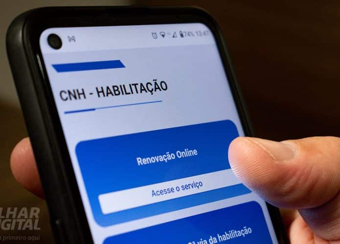 Pessoa navegando pelo site do Detran num celular com Android