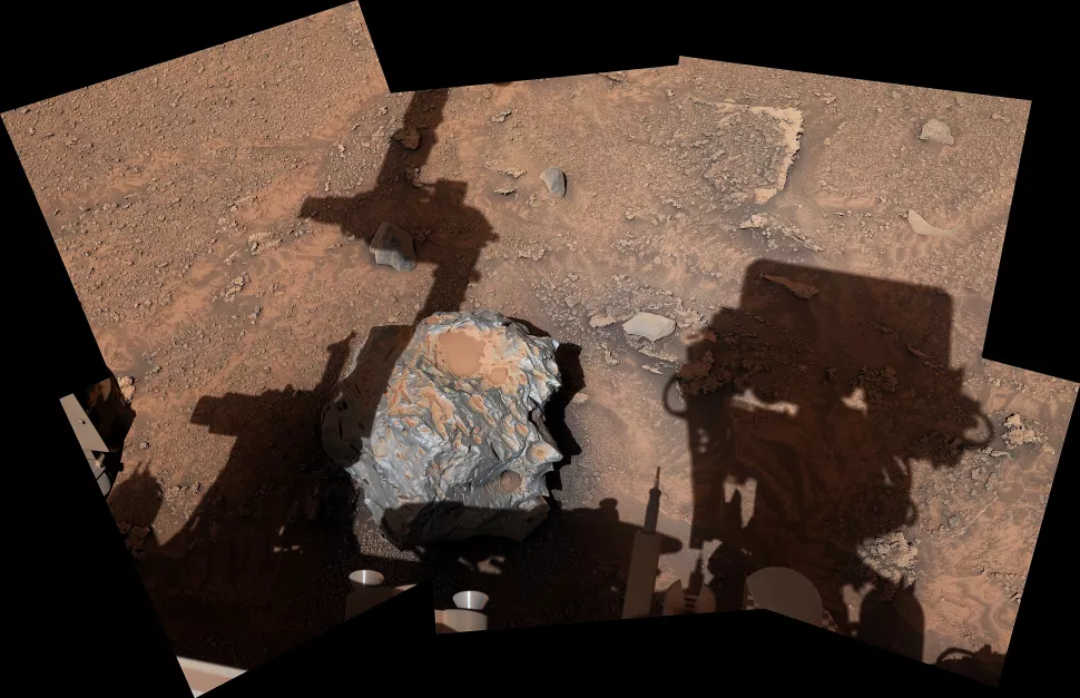 Meteorito Cacau descoberto pelo Curiosity em Marte. (Crédito: NASA/JPL-Caltech)