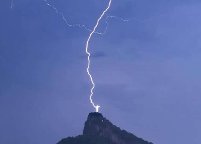 Raio-no-Cristo-Redentor-695x500