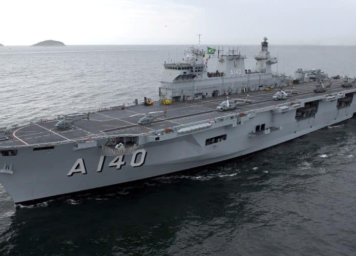 Maior navio da Marinha vai auxiliar nos resgates no litoral de SP; conheça o Atlântico A140
