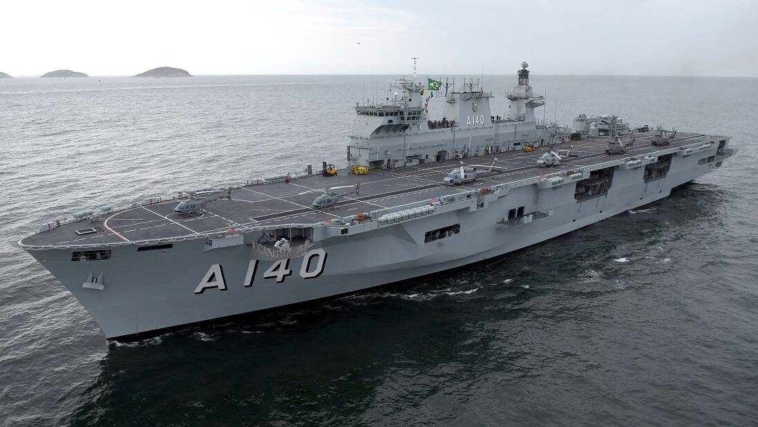 Maior navio da Marinha vai auxiliar nos resgates no litoral de SP; conheça o Atlântico A140