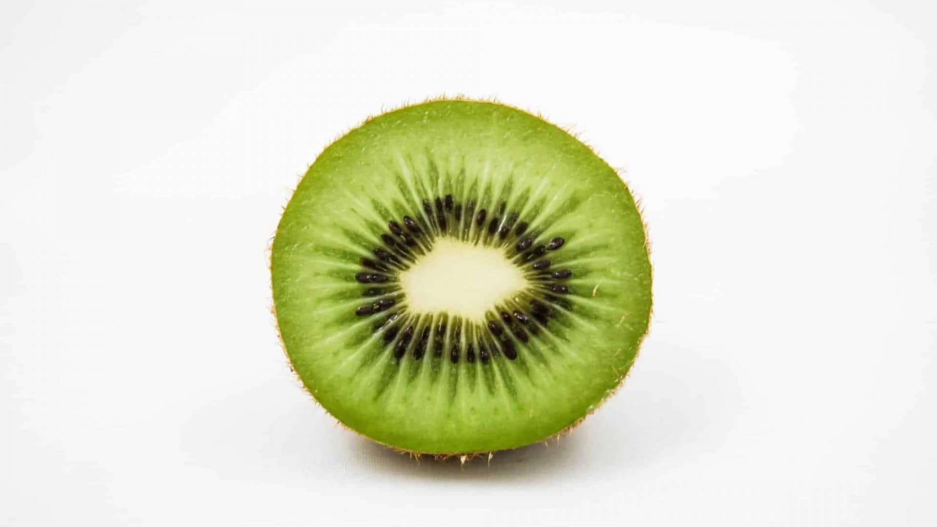 São vários os benefícios do kiwi para a saúde.