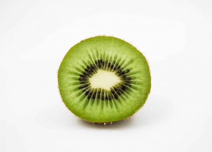 São vários os benefícios do kiwi para a saúde.