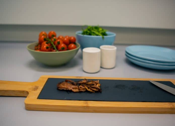 Startup britânica apresenta bife de carne suína cultivada