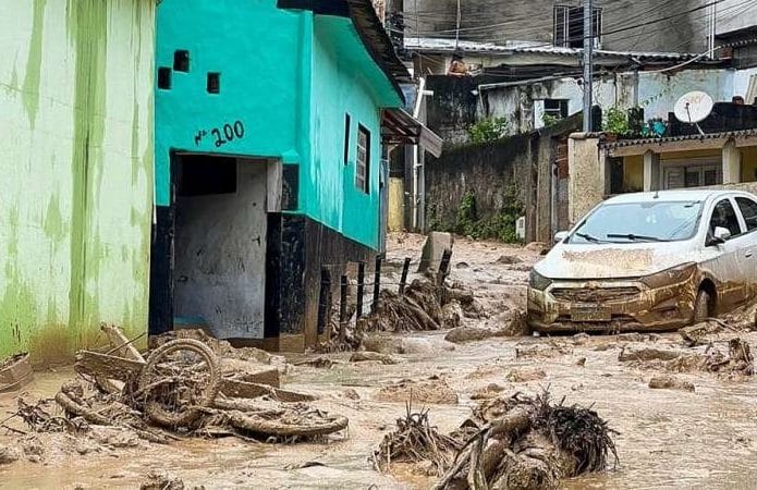 Fortes chuvas deixam dezenas de mortos no litoral de SP