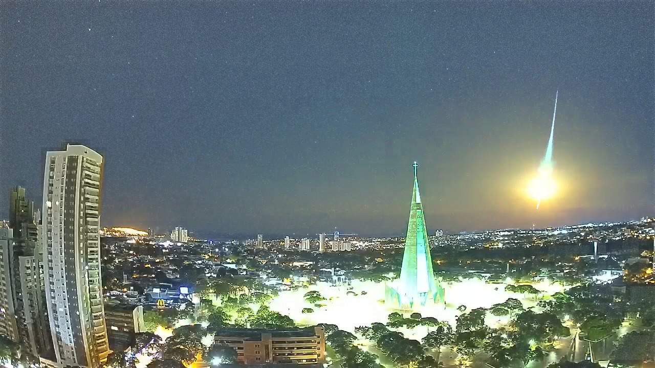 Meteoro superbrilhante transforma a noite em dia no sul do Brasil