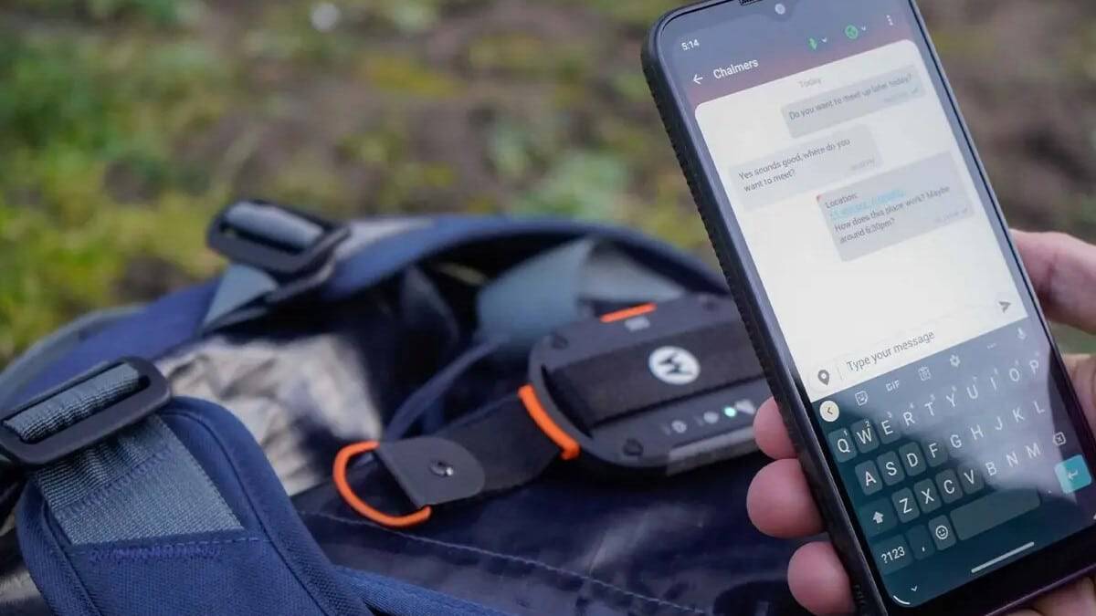 Motorola Defy: acessório adiciona conectividade via satélite a smartphones