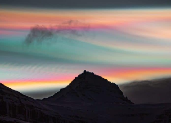 Nuvem arco-íris sobre o Monte Jökultindur, na Islândia, em 25 de janeiro.(Crédito: Jónína Guðrún Óskarsdóttir)